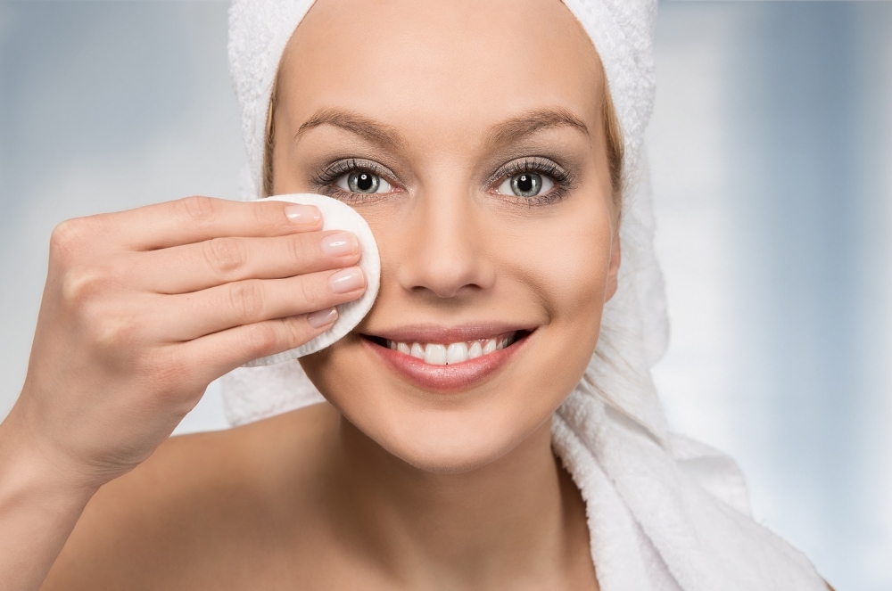 ¿Por qué es importante quitarse el maquillaje?